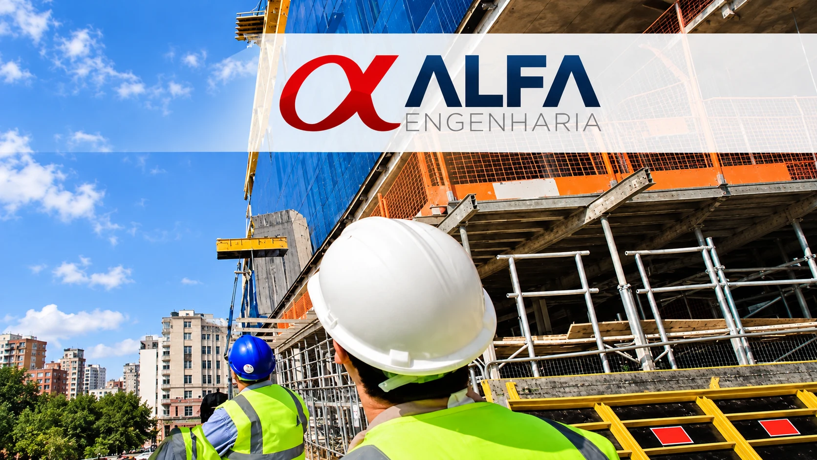 Profissionais com capacetes em um canteiro de obras, com a marca Alfa Engenharia na parte superior.