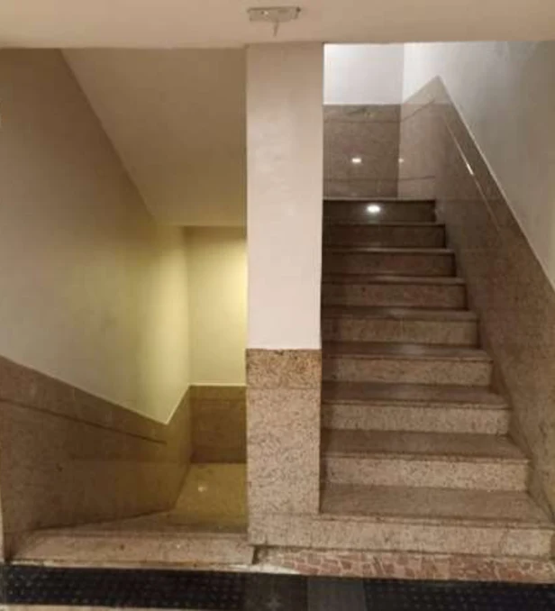 Escada interna antes da instalação dos novos corrimãos metálicos.