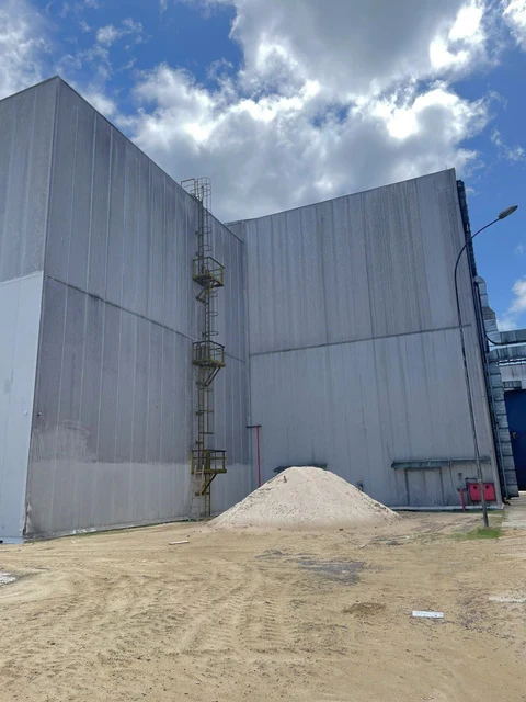 Painéis externos de uma edificação com marcas de sujeira antes da lavagem.