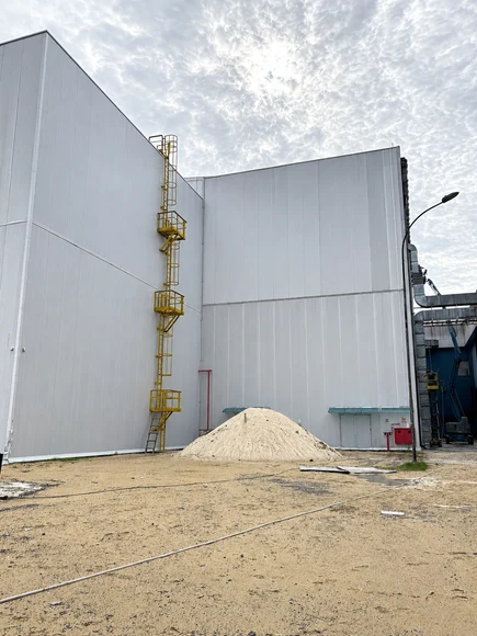 Painéis da mesma edificação após a lavagem da fachada.