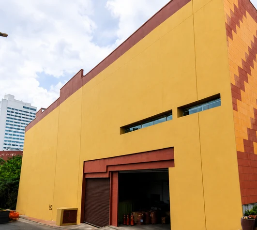 A mesma fachada após a renovação da pintura amarela e vermelha.